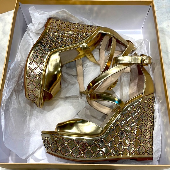 Micheal Kors Gabriella Gold Wedge - Picture 9 of 10